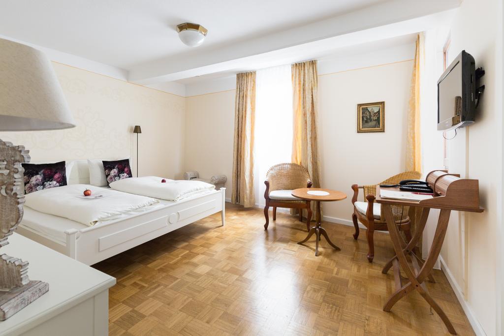 Hotel Loewen-Weinstube Меерсбург Экстерьер фото